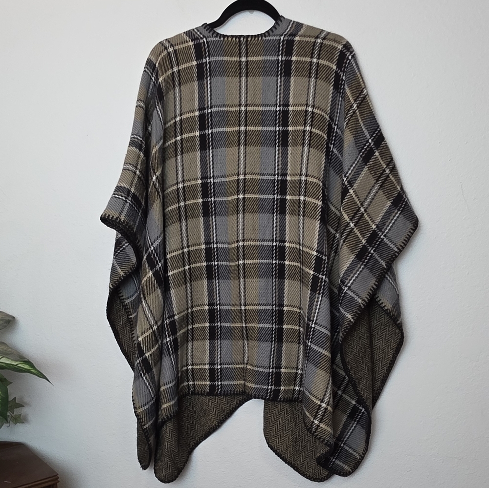 WOOLRICH Reversible Black Tan Plaid & Herringbone Blanket Wrap Shawl Cape Sz OS - Picture 9 of 10